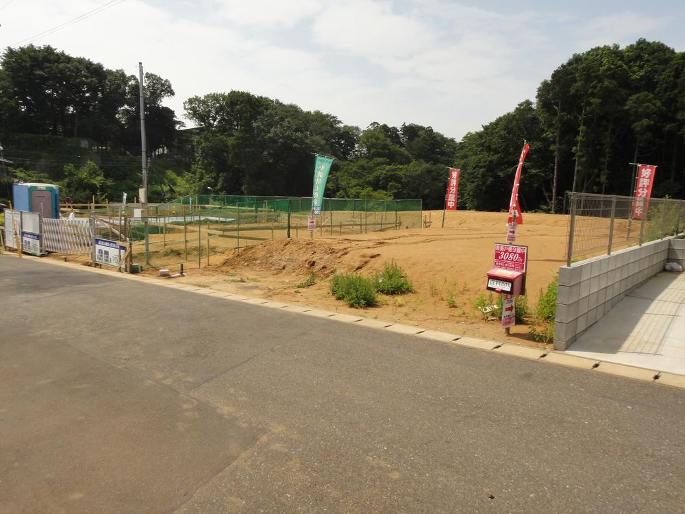 Local photos, including front road.  [Local Photos] Environment overlooking the convenience while green near the station