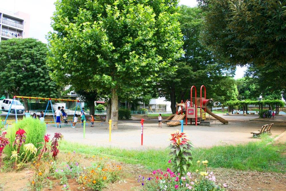 park. Toga is near the park from 140m subdivision until Nishikoen. There is also a playground equipment, Also play freely children.
