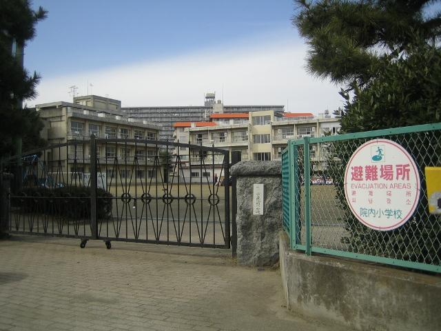 Primary school. 1640m to hospital elementary school