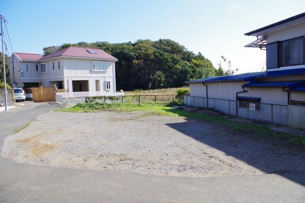 Local photos, including front road. Selling local