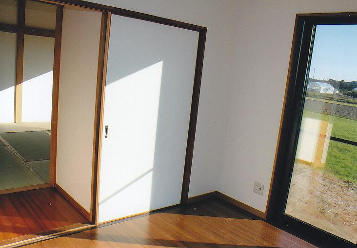 Living. Next to the easy-to-use LDK is Japanese-style room