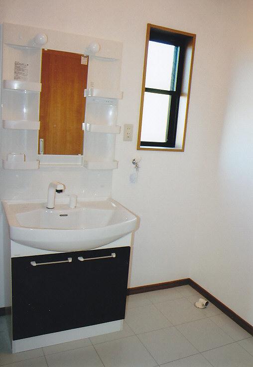 Wash basin, toilet. A little wash room of spread