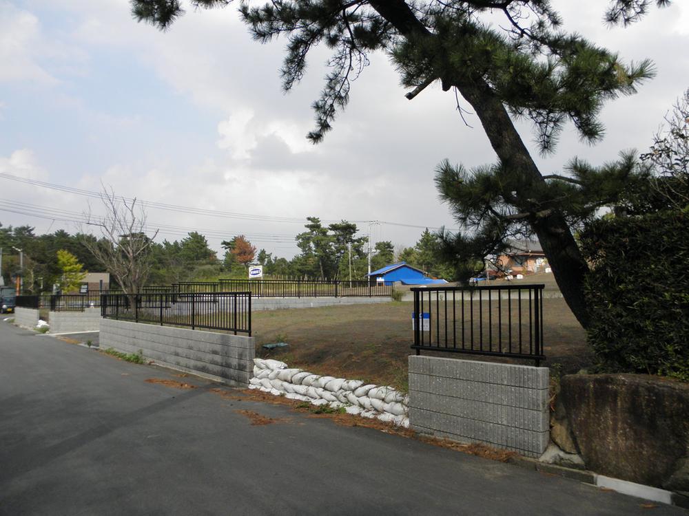 Local photos, including front road. Local (10 May 2011) Shooting