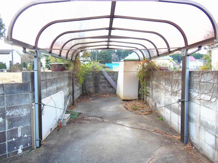 Parking lot. Yes carport