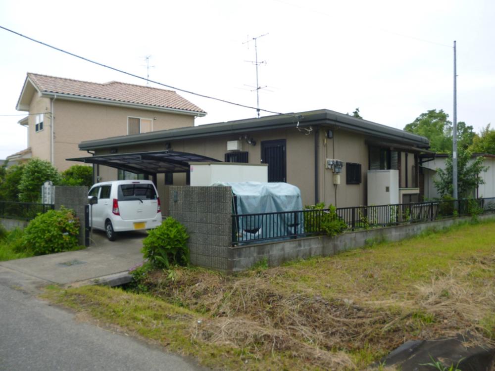 Local appearance photo. Also sash is a pair of glass, Sun room is located next to the south side of the Western-style. Laundry is aired in this San room every day, It is very handy.