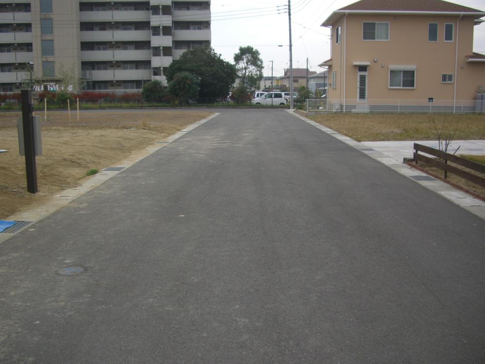 Local photos, including front road. Frontal road