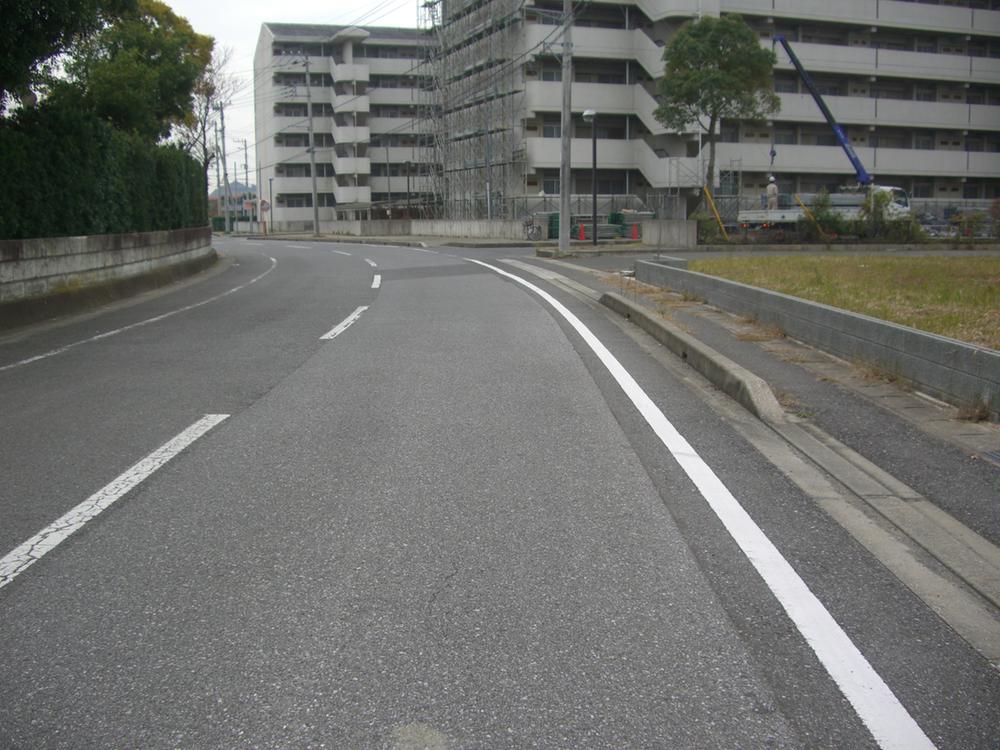 Local photos, including front road. Frontal road