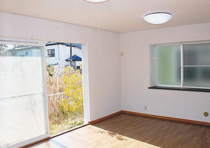 Living. Facing south in a bright LDK