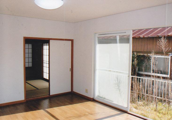 Living. Next to the easy-to-use LDK is Japanese-style room