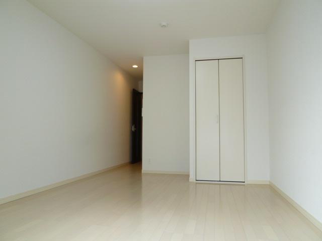 Living and room. Great is built shallow enough out sigh