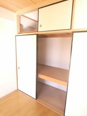 Receipt. Each room housed very convenient! There upper closet Both room!