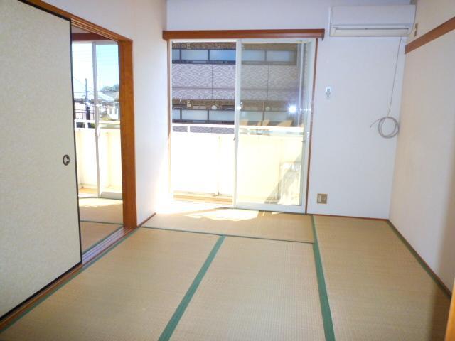 Living and room. It comes with air conditioning. 