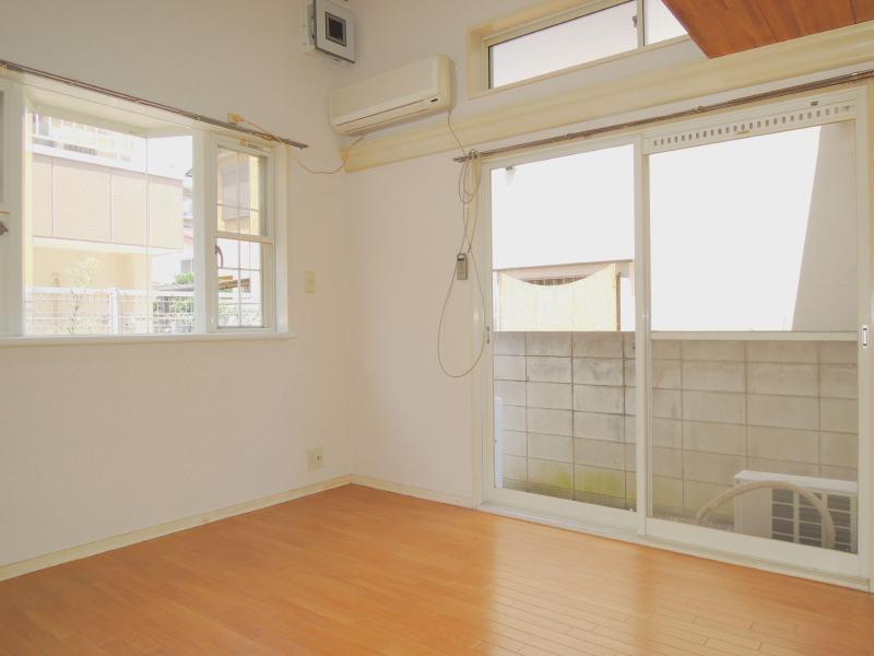 Living and room. The room is a bright two-plane daylight.