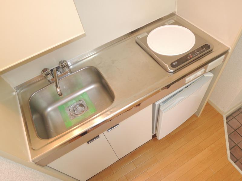 Kitchen. Popular IH cooking heater. With a mini fridge.