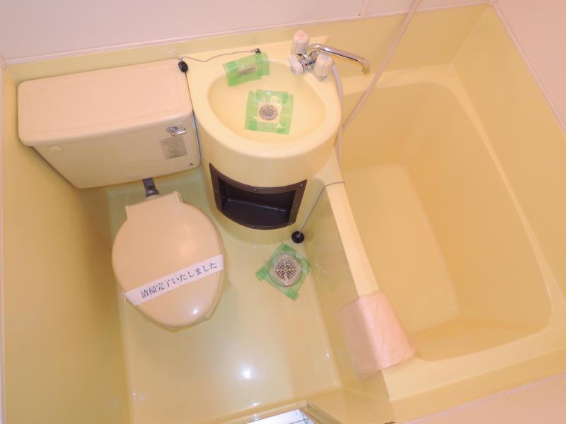 Bath. Pale yellow Kawai seems 3-point unit of.