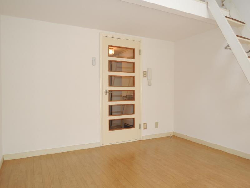 Living and room. Shinkeiseisen "Narashino Station" a 5-minute walk of the good location.