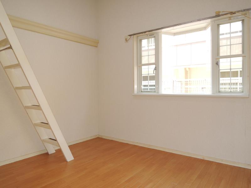 Living and room. A 5-minute walk supermarket within ・ There is a family restaurant.