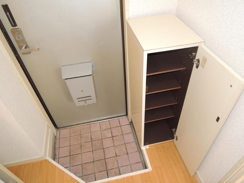 Receipt. The entrance is a shoe box equipped.