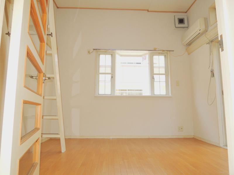 Living and room. Living environment is good in a quiet residential area.