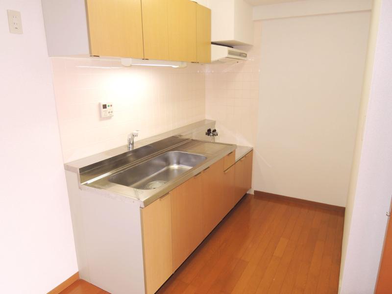 Kitchen. Hiroi kitchen is is also happy to dishes.