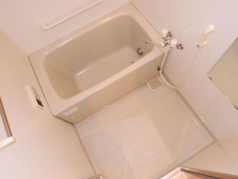 Bath. Refresh tired of the day with a comfortable bus with additional heating