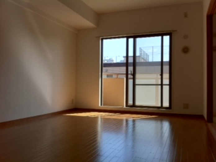 Living and room. Indoor image