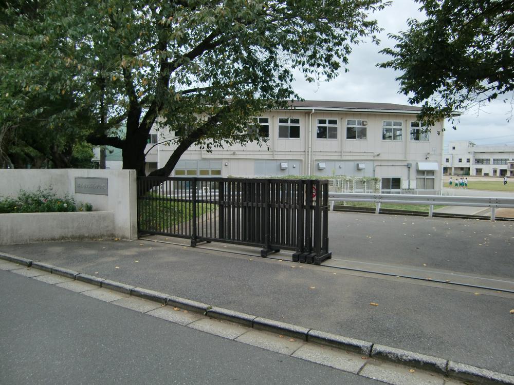 Junior high school. 600m to bridge junior high school