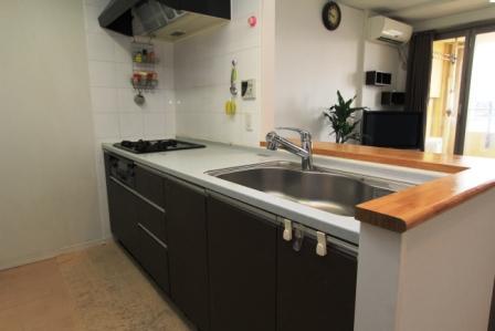 Kitchen. It can be cooking while watching your outside, Open-minded open-counter kitchen