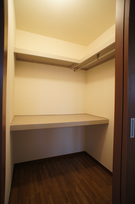 Receipt. Walk-in closet is an internal