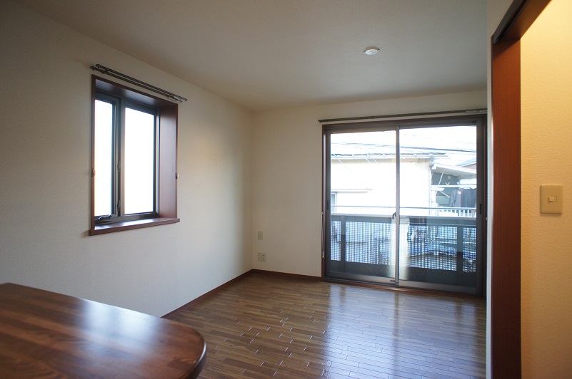 Living and room. Counter kitchen side → Western (corner room is a two-sided lighting)