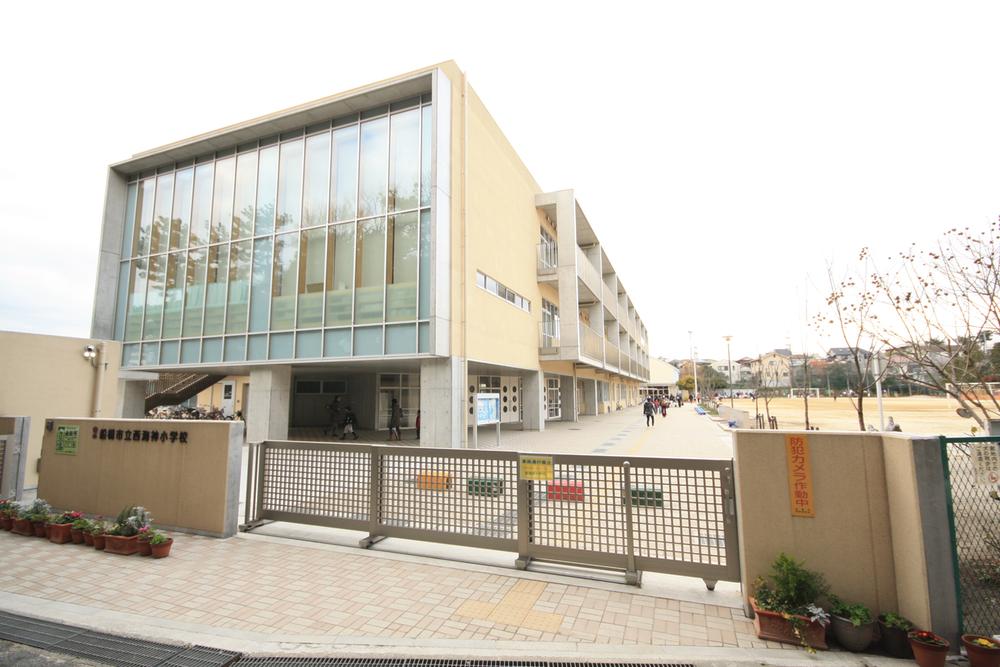 Primary school. 720m to Funabashi Municipal West Sea God Elementary School