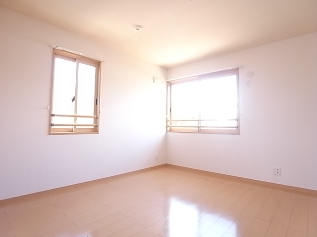 Other room space. It is very bright Western-style room in the corner room. 