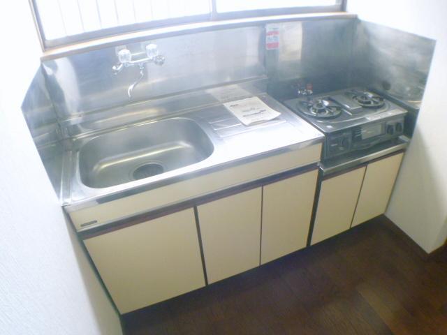 Kitchen. 2-neck with gas stove