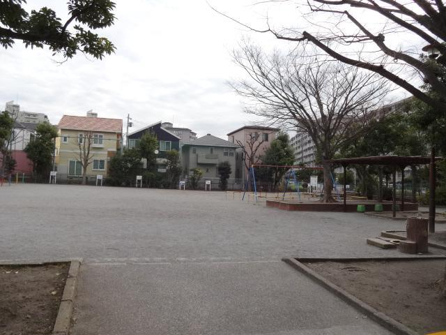 park. There is a large park in the place of about 50m! Both you can stay full of energy dog children.