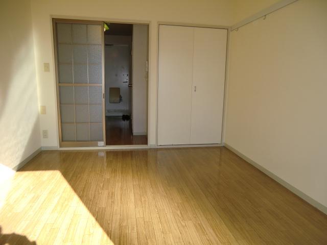 Living and room. Women also recommended because it is a kitchen and separate