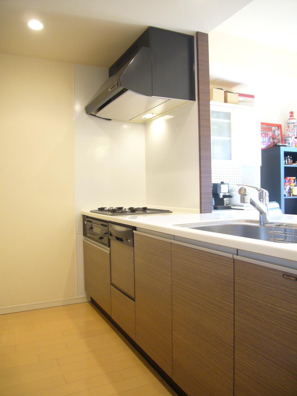 Kitchen. ◆ Kitchen (January 2014) Shooting ・ Low-noise wide-sink of a width of about 80cm! ・ Dish washing and drying machine! ・ Water purifier integrated mixing faucet! ・ disposer! ・ Of the heat-resistant enamel top 3-necked gas stove! ・ Rectification Backed range hood!