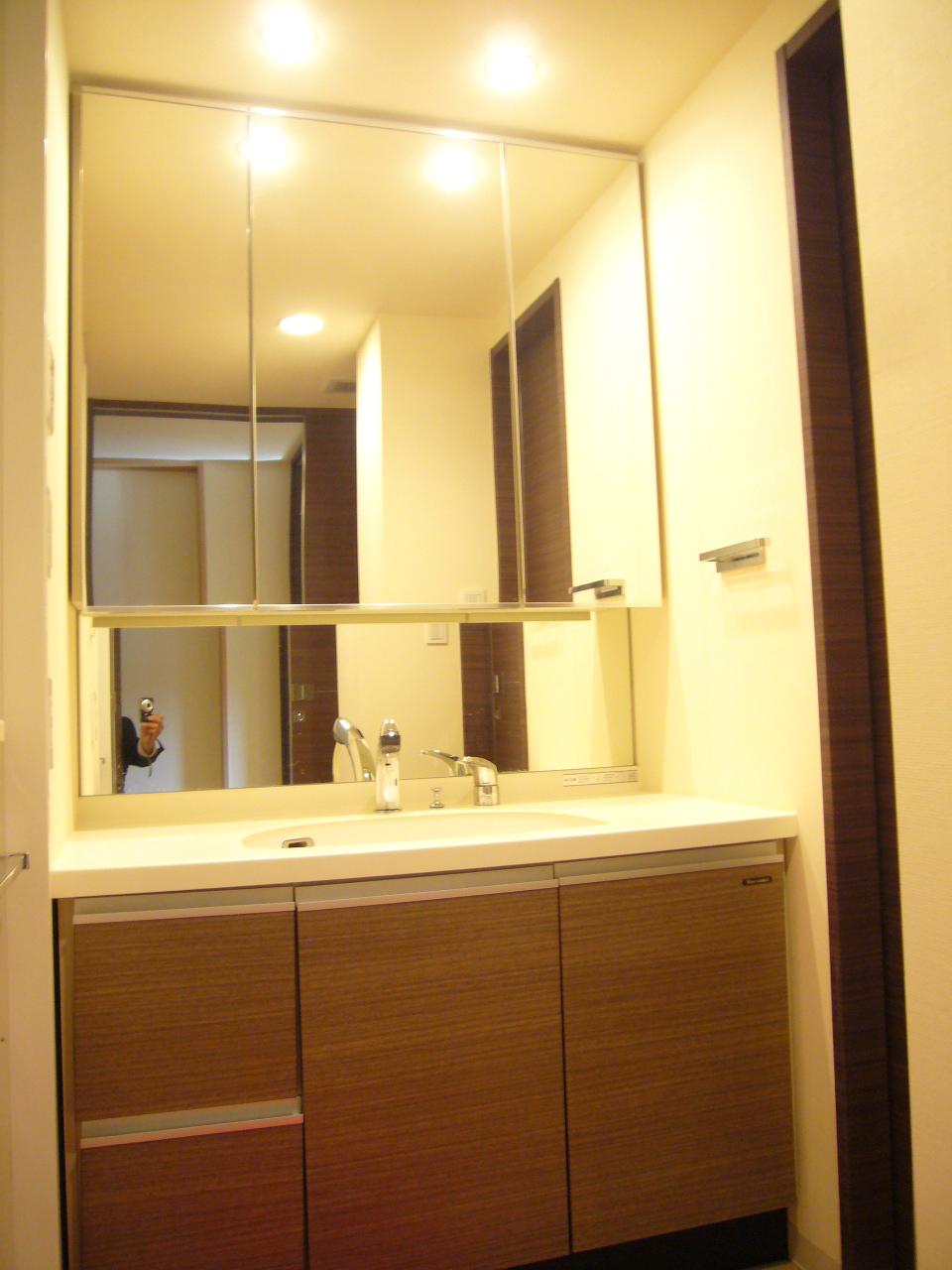 Wash basin, toilet. ◆ Wash room (January 2014) Shooting