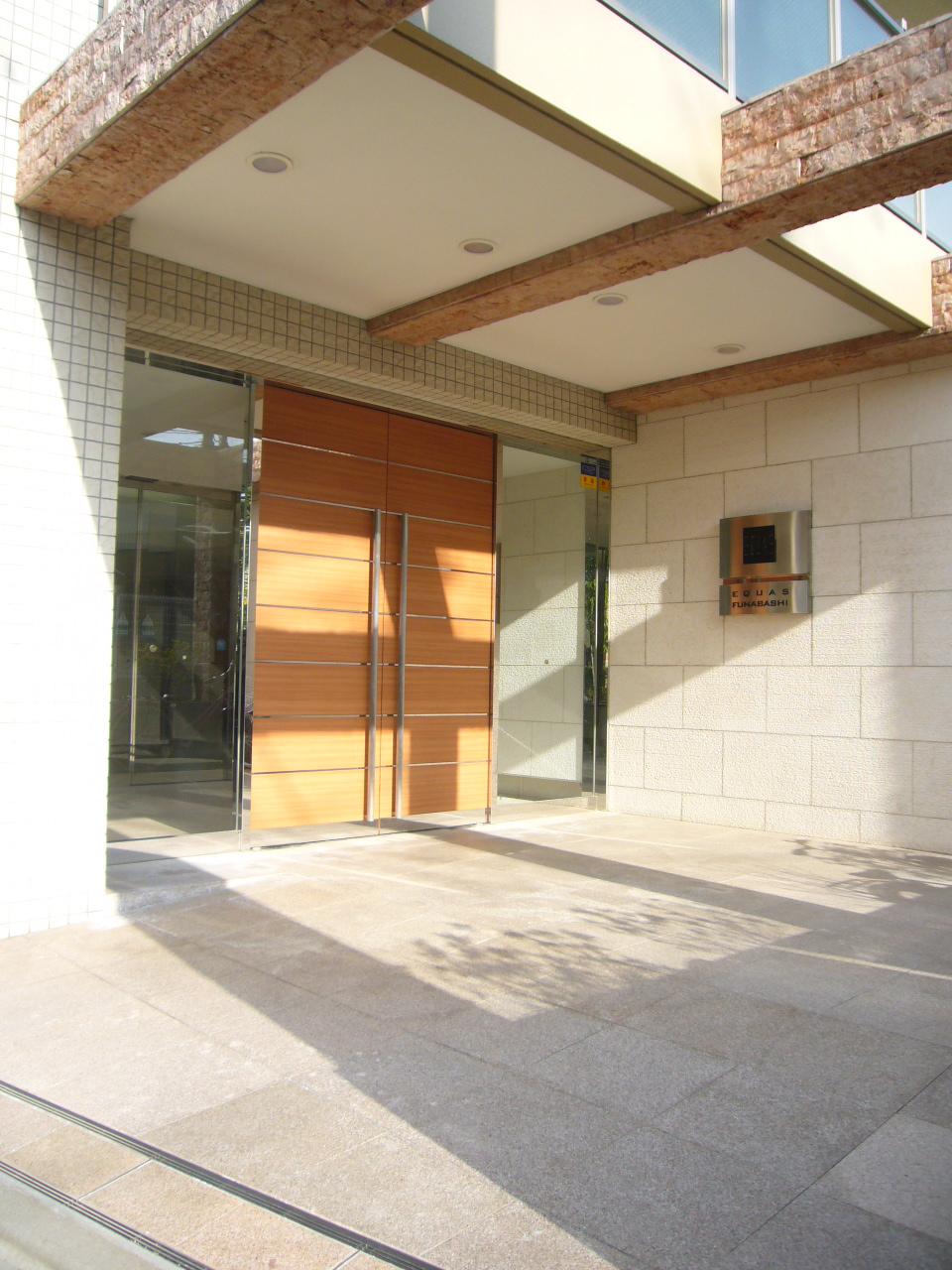Entrance. ◆ Local appearance photo (January 2014) Shooting