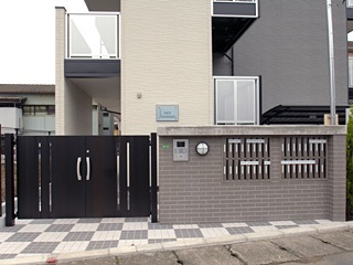 Entrance. Auto with lock