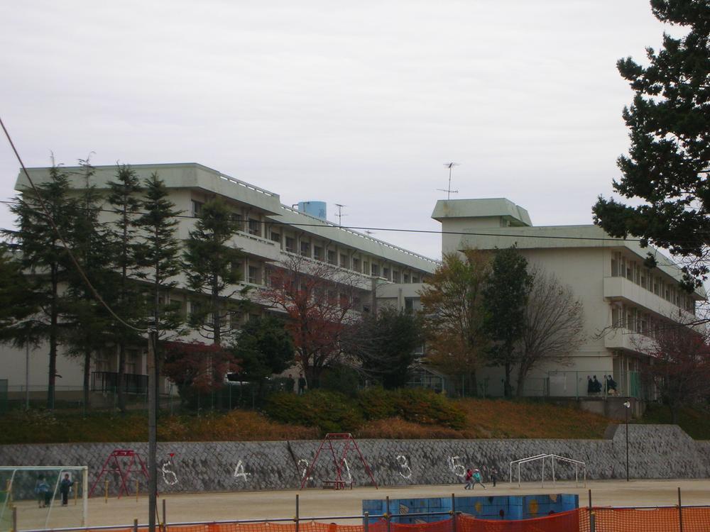 Junior high school. Takane 280m until junior high school