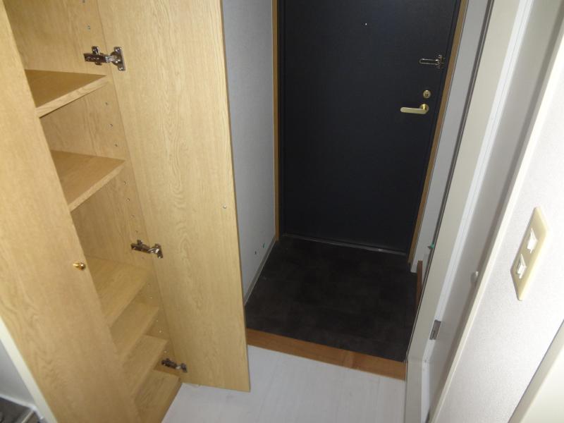 Entrance. Shoe box is also large in the tall type