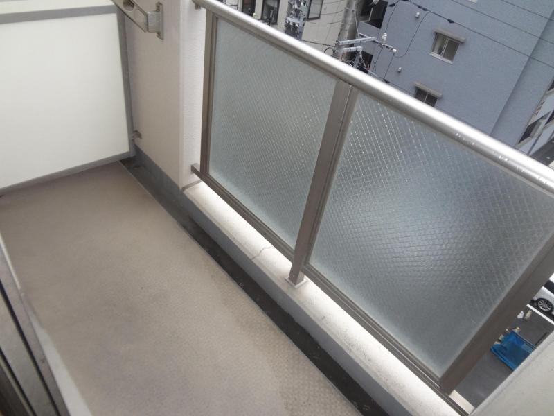 Balcony. Laundry dried easy to spacious balcony