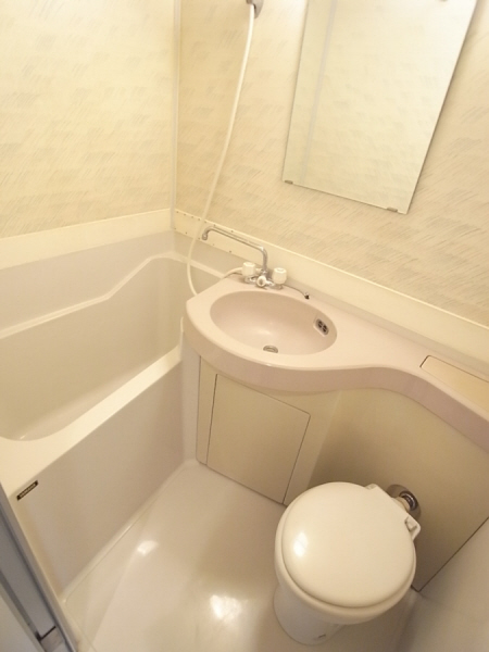 Bath. Effective use of space! 3-point unit bus