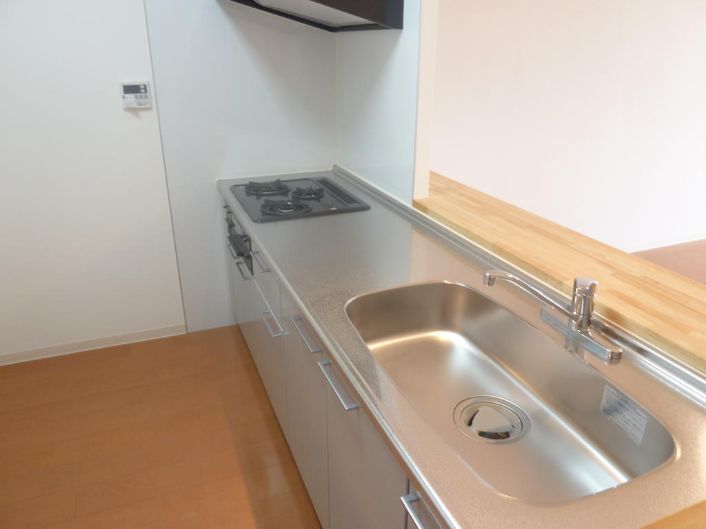 Kitchen. Comfortable cooking in the spacious kitchen counter