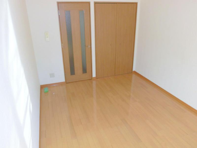 Living and room. A quiet residential area