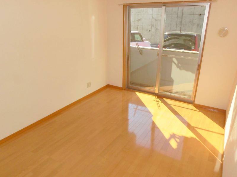 Living and room. Good per sun