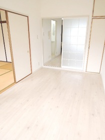 Living and room. ☆ There is also a bright room storage ☆