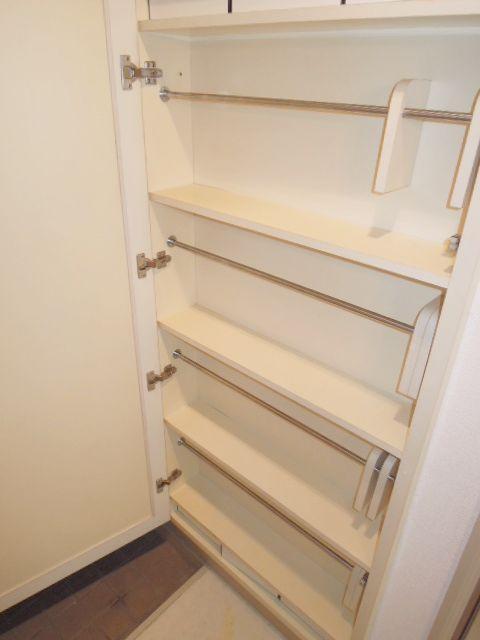 Receipt. It comes with a shoe box in the foyer.