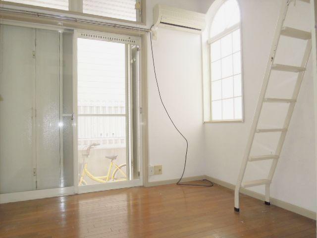 Living and room. It is a bright room with two-sided lighting.