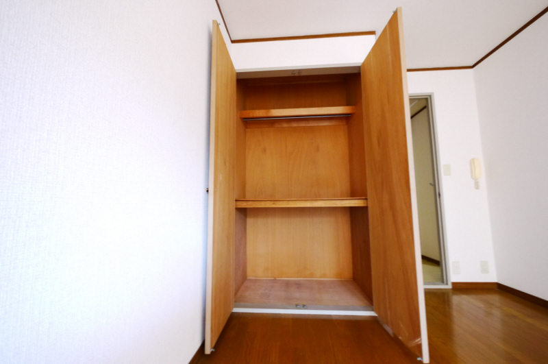 Receipt. Housed compartment type